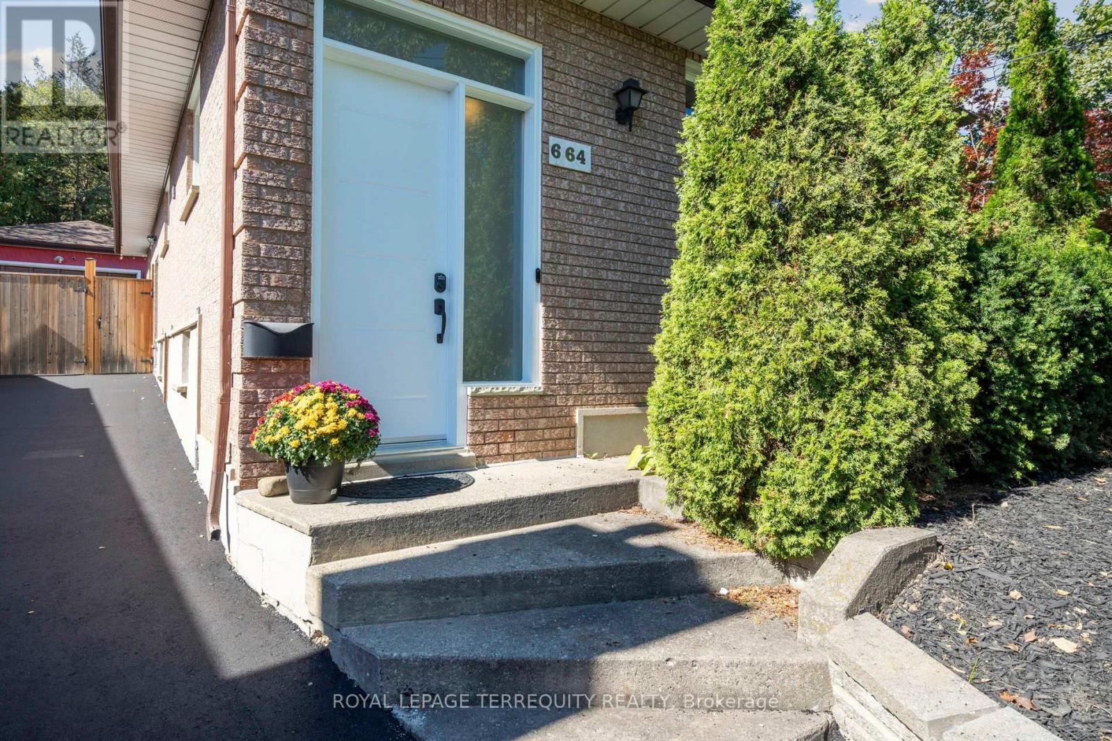 664 Scarlett Road, Toronto, Ontario  M9P 2T1 - Photo 2 - W12499274
