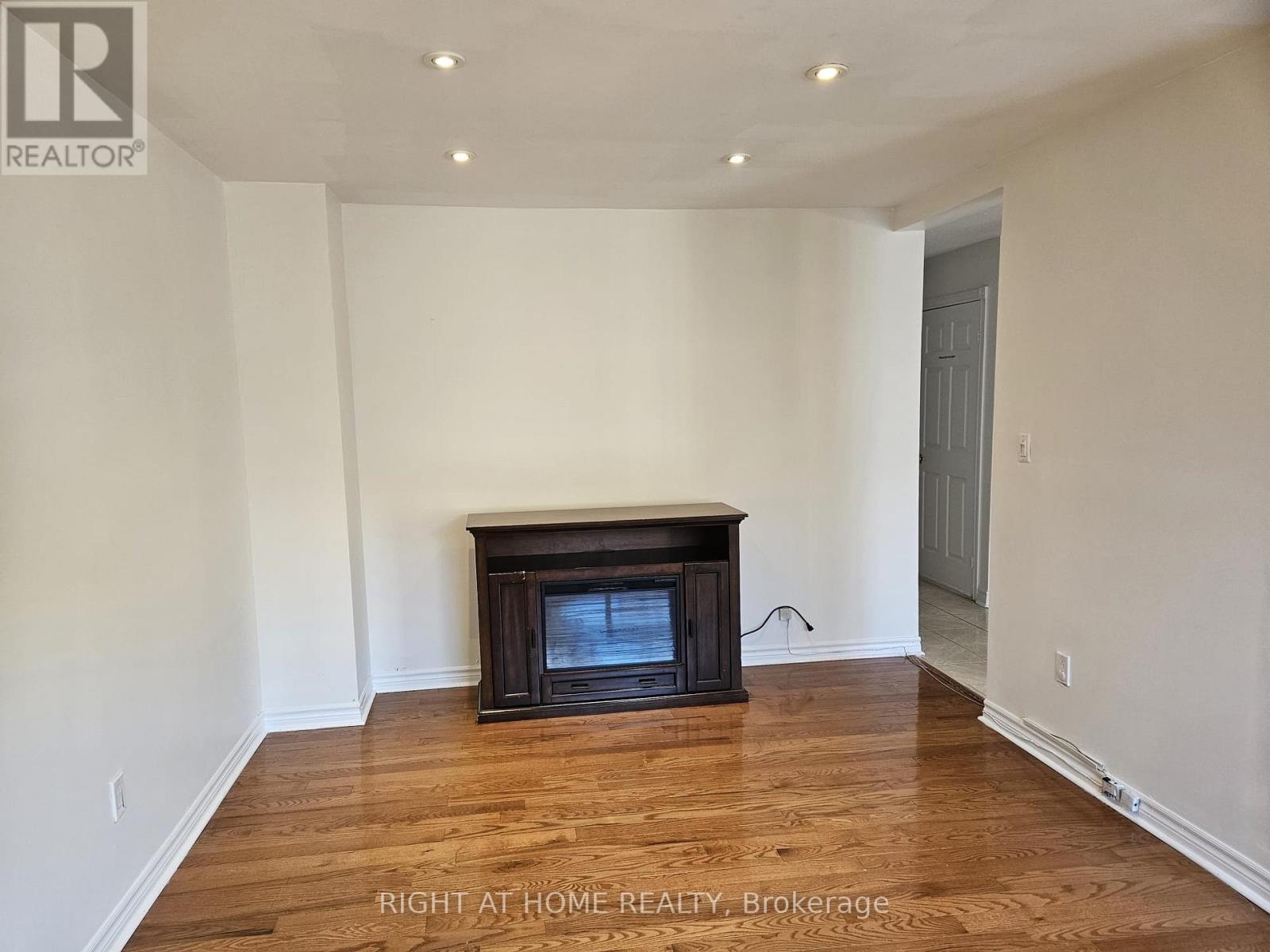 Upper Portion - 5191 Guildwood Way, Mississauga, Ontario  L5R 2T4 - Photo 10 - W12499346