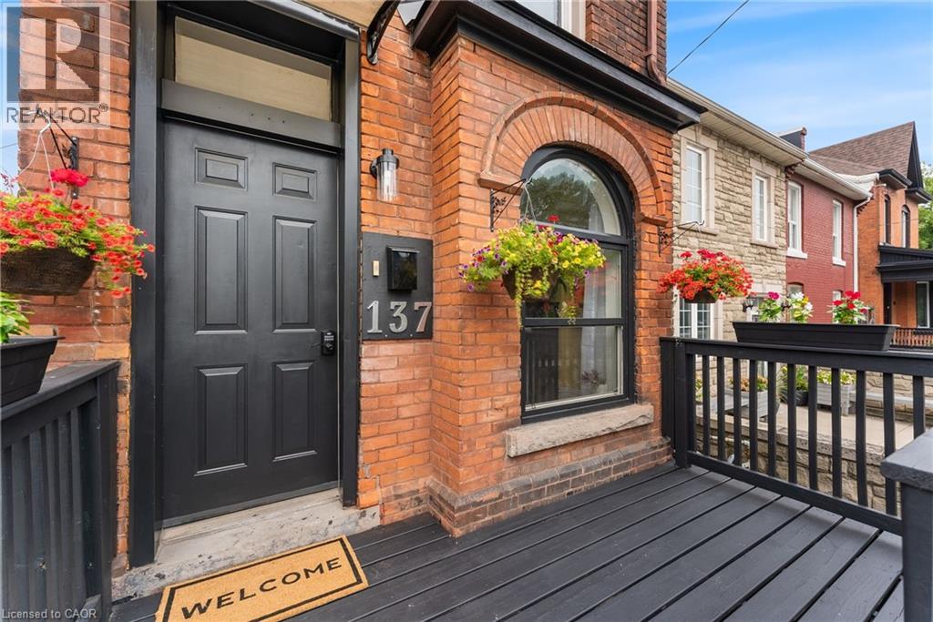 Property at 137 VICTORIA Avenue N image 2