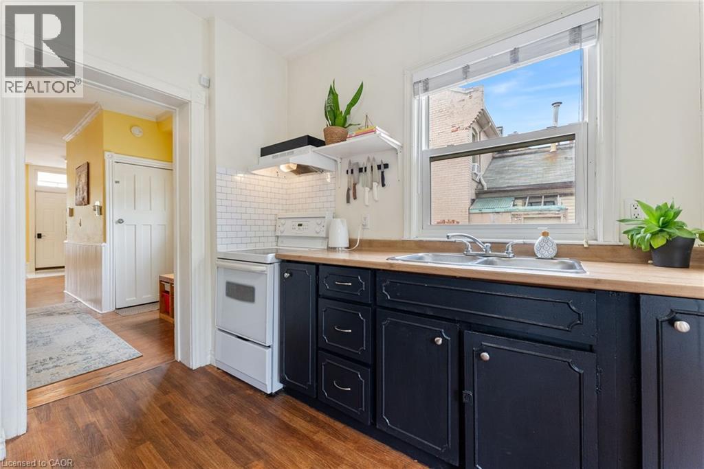 Property at 137 VICTORIA Avenue N image 4