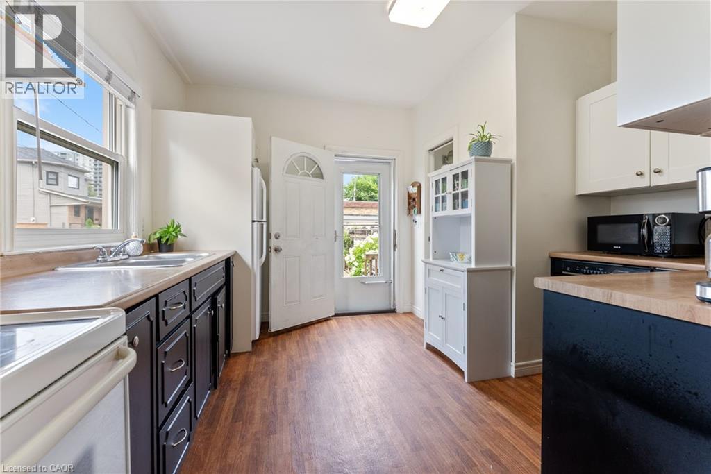 Property at 137 VICTORIA Avenue N image 3