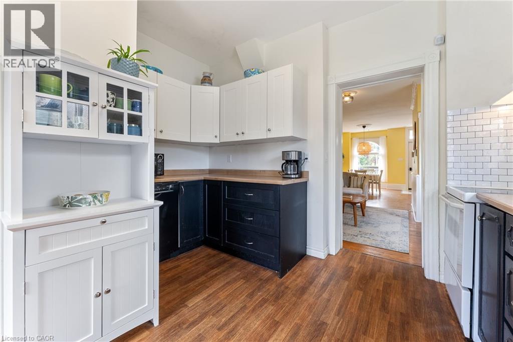 Property at 137 VICTORIA Avenue N image 5