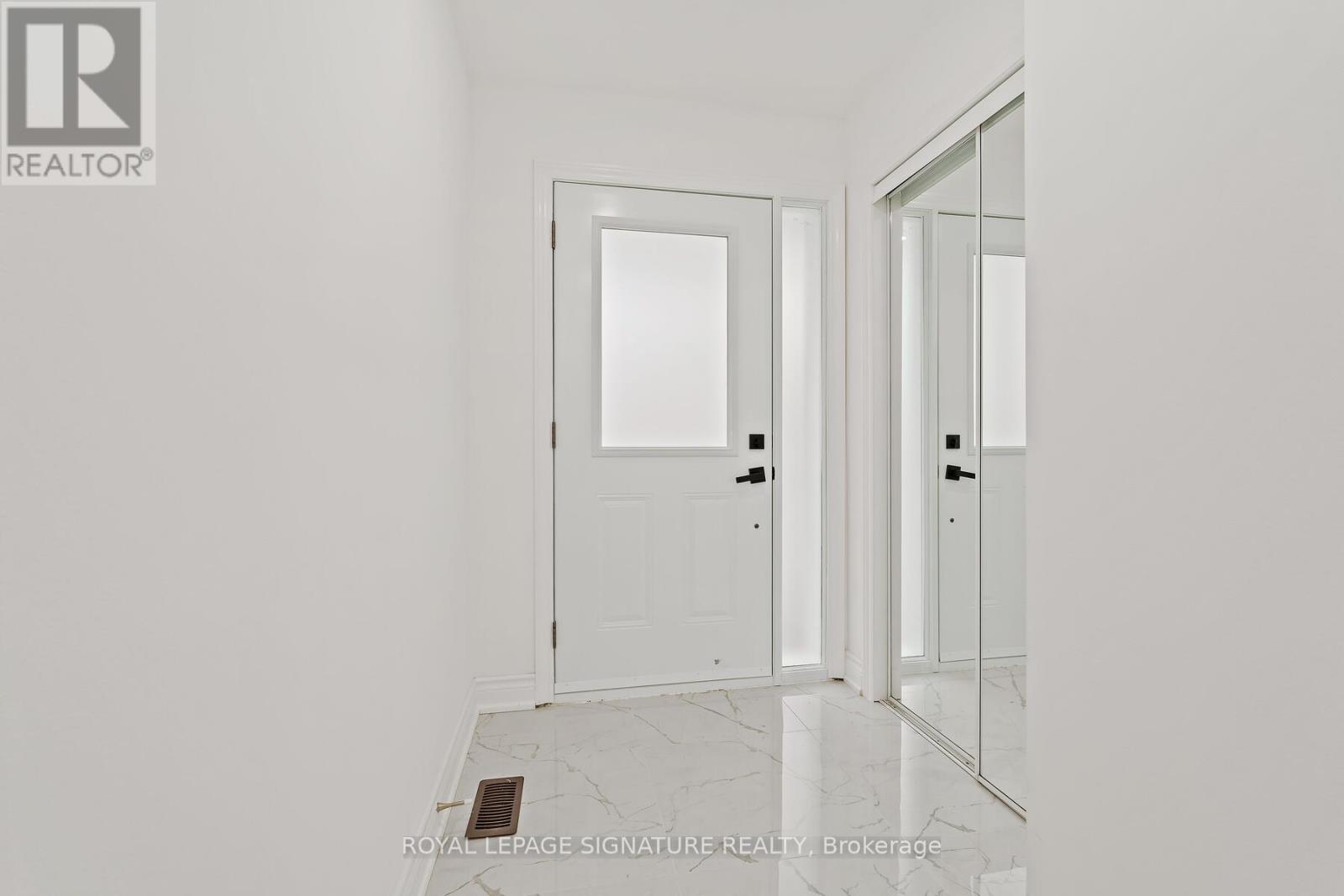 1130 Westview Terrace, Oakville, Ontario  L6M 3M1 - Photo 4 - W12499354