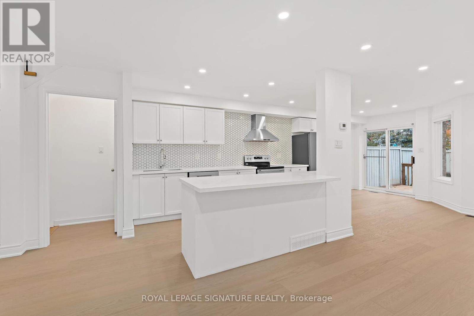 1130 Westview Terrace, Oakville, Ontario  L6M 3M1 - Photo 7 - W12499354