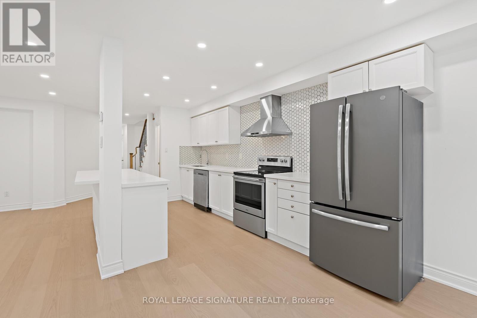 1130 Westview Terrace, Oakville, Ontario  L6M 3M1 - Photo 9 - W12499354