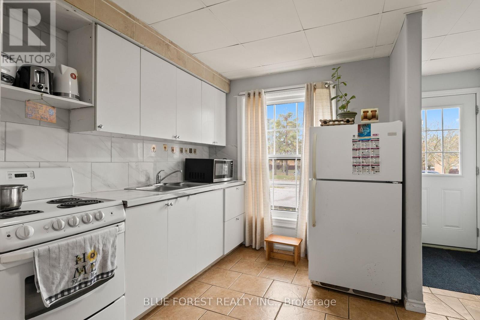 63 Arbour Glen Crescent, London East (East A), Ontario  N5Y 1Z9 - Photo 4 - X12499474