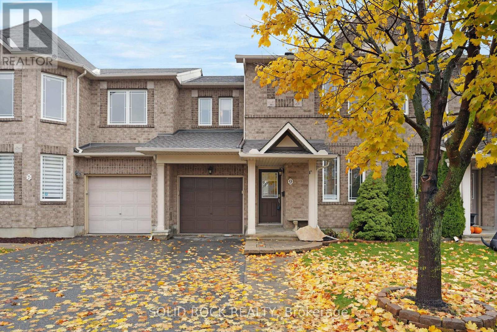 9 Stoneleigh Street, Ottawa, Ontario  K2G 7A2 - Photo 2 - X12499442