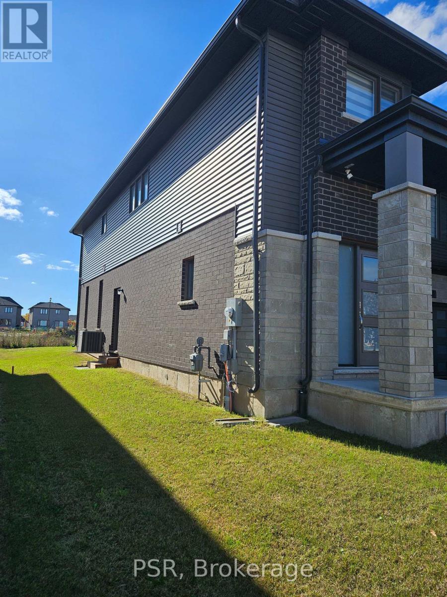 82 Acacia Road, Pelham (Fonthill), Ontario  L0S 1E1 - Photo 3 - X12499418