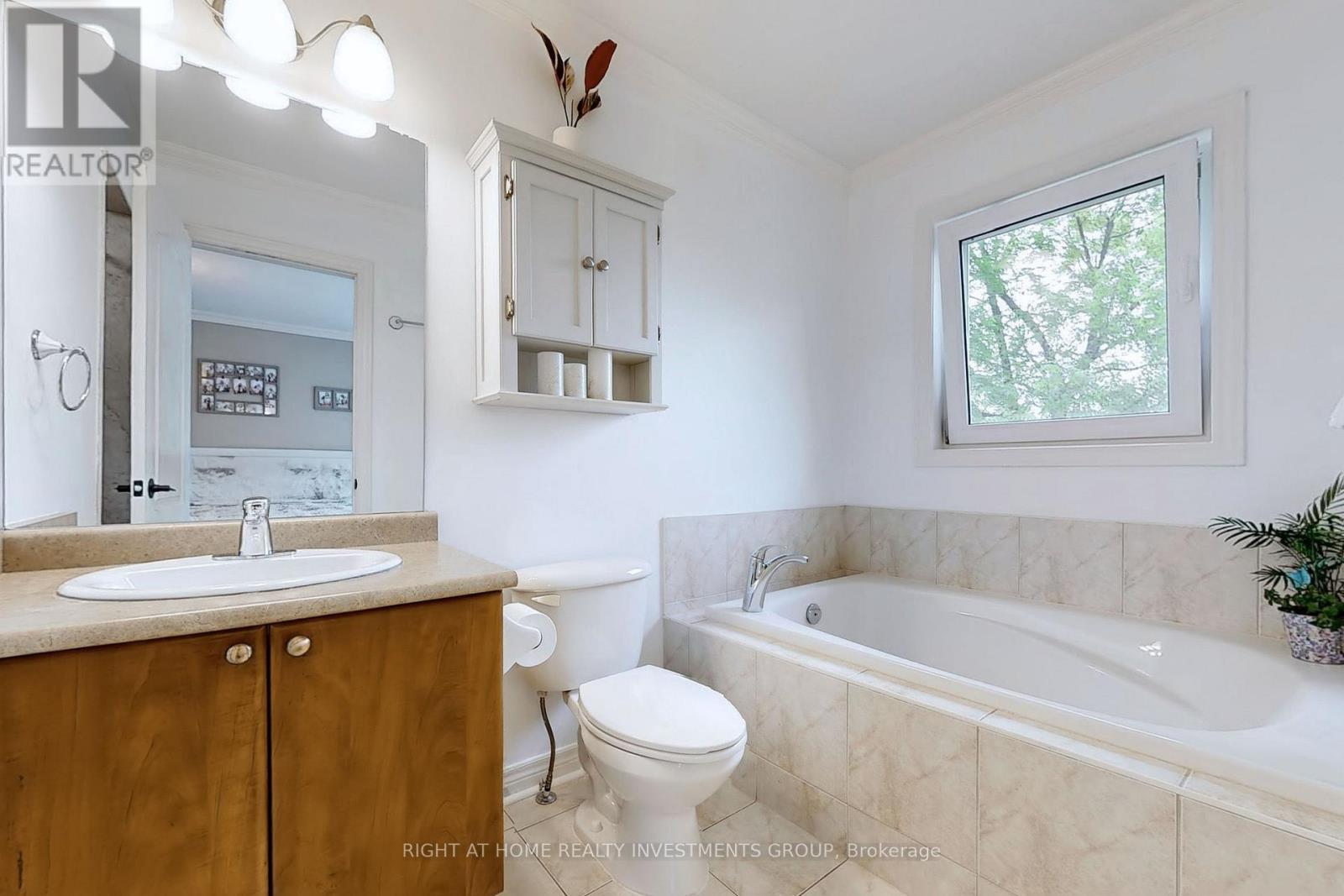 194 Tom Taylor Crescent, Newmarket, Ontario  L3X 3E9 - Photo 10 - N12499506