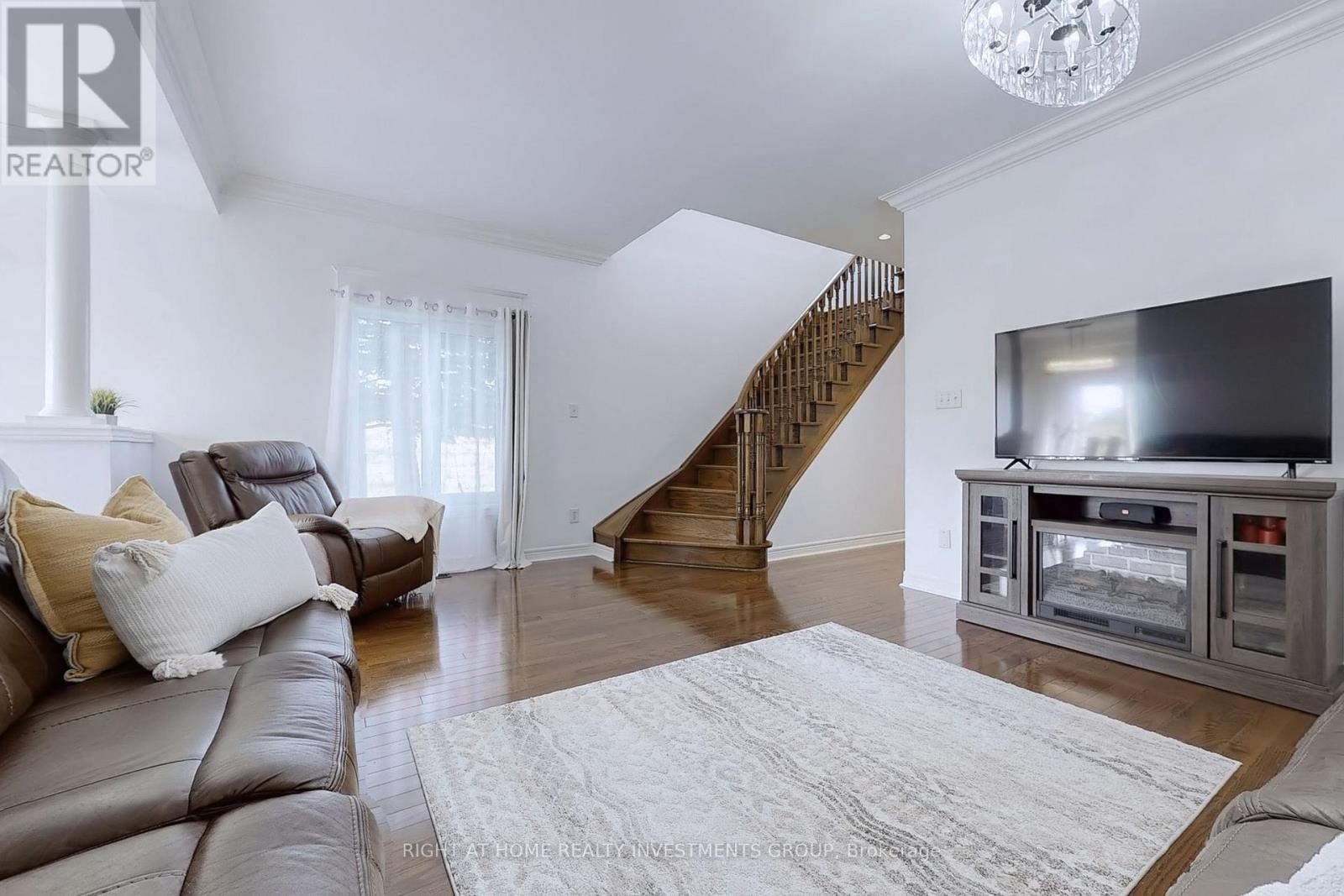 194 Tom Taylor Crescent, Newmarket, Ontario  L3X 3E9 - Photo 3 - N12499506