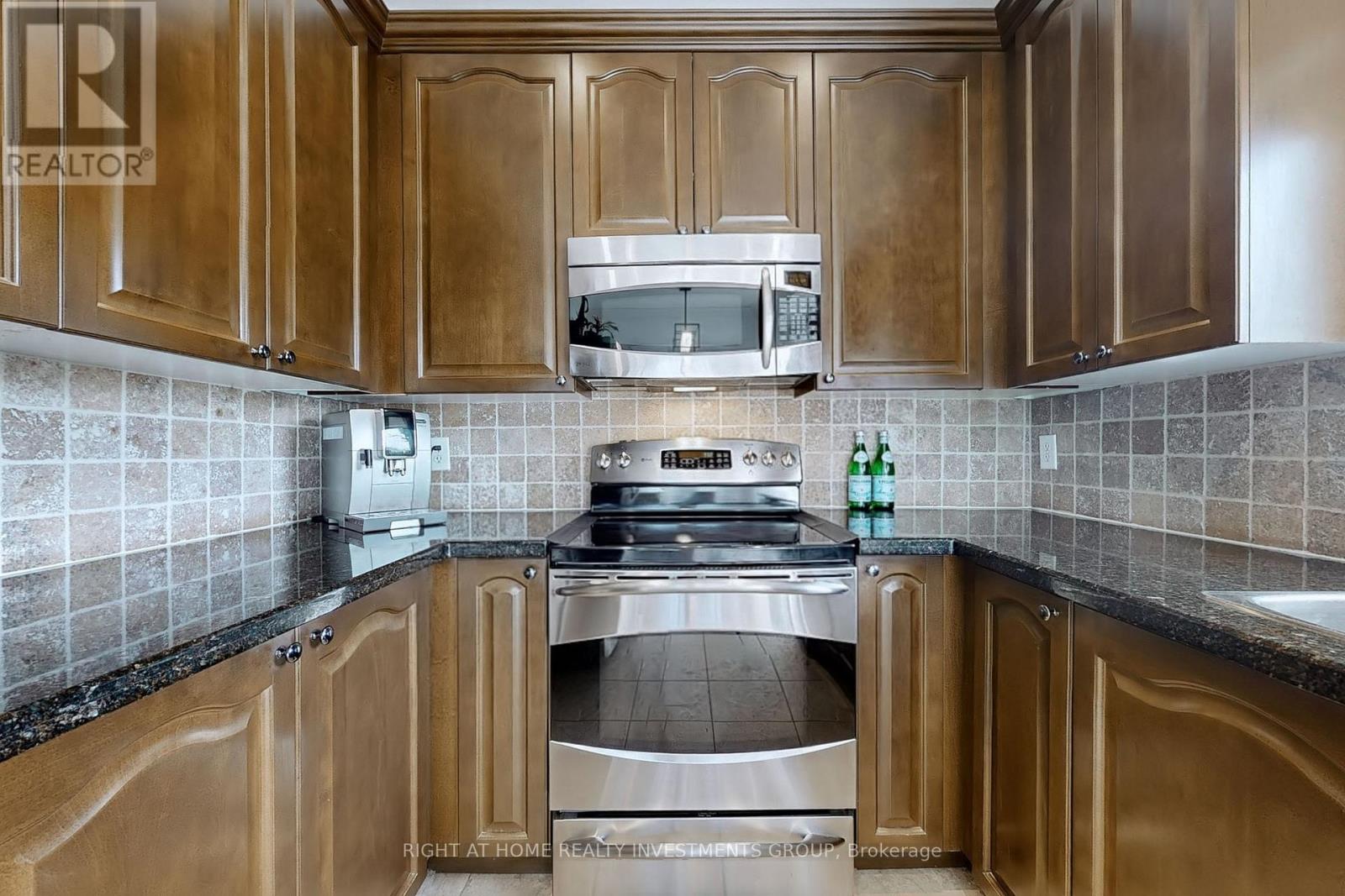 194 Tom Taylor Crescent, Newmarket, Ontario  L3X 3E9 - Photo 4 - N12499506