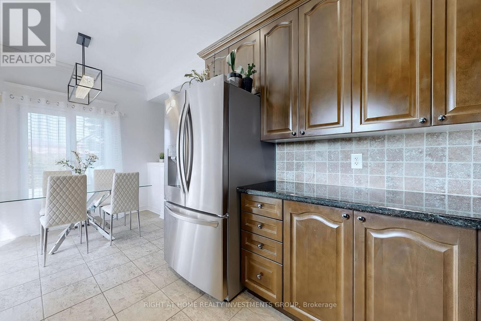 194 Tom Taylor Crescent, Newmarket, Ontario  L3X 3E9 - Photo 5 - N12499506