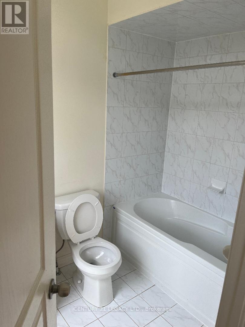 16 Saint Dennis Road, Brampton, Ontario  L6R 3W5 - Photo 11 - W12499512