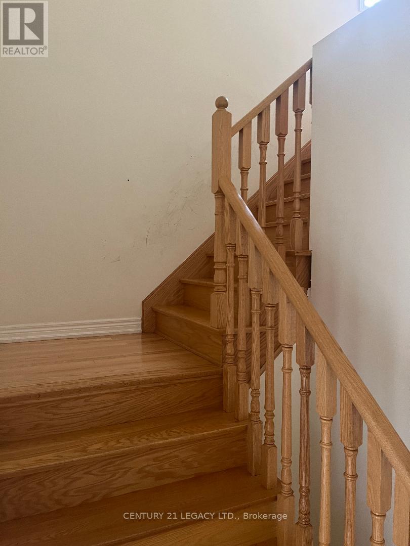 16 Saint Dennis Road, Brampton, Ontario  L6R 3W5 - Photo 5 - W12499512