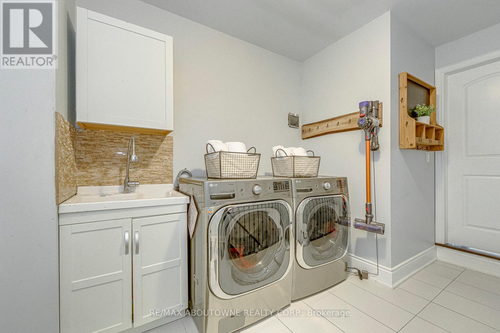 20 Vinegar Hill Street, Hamilton (Waterdown), Ontario  L0R 2H0 - Photo 24 - X12499516