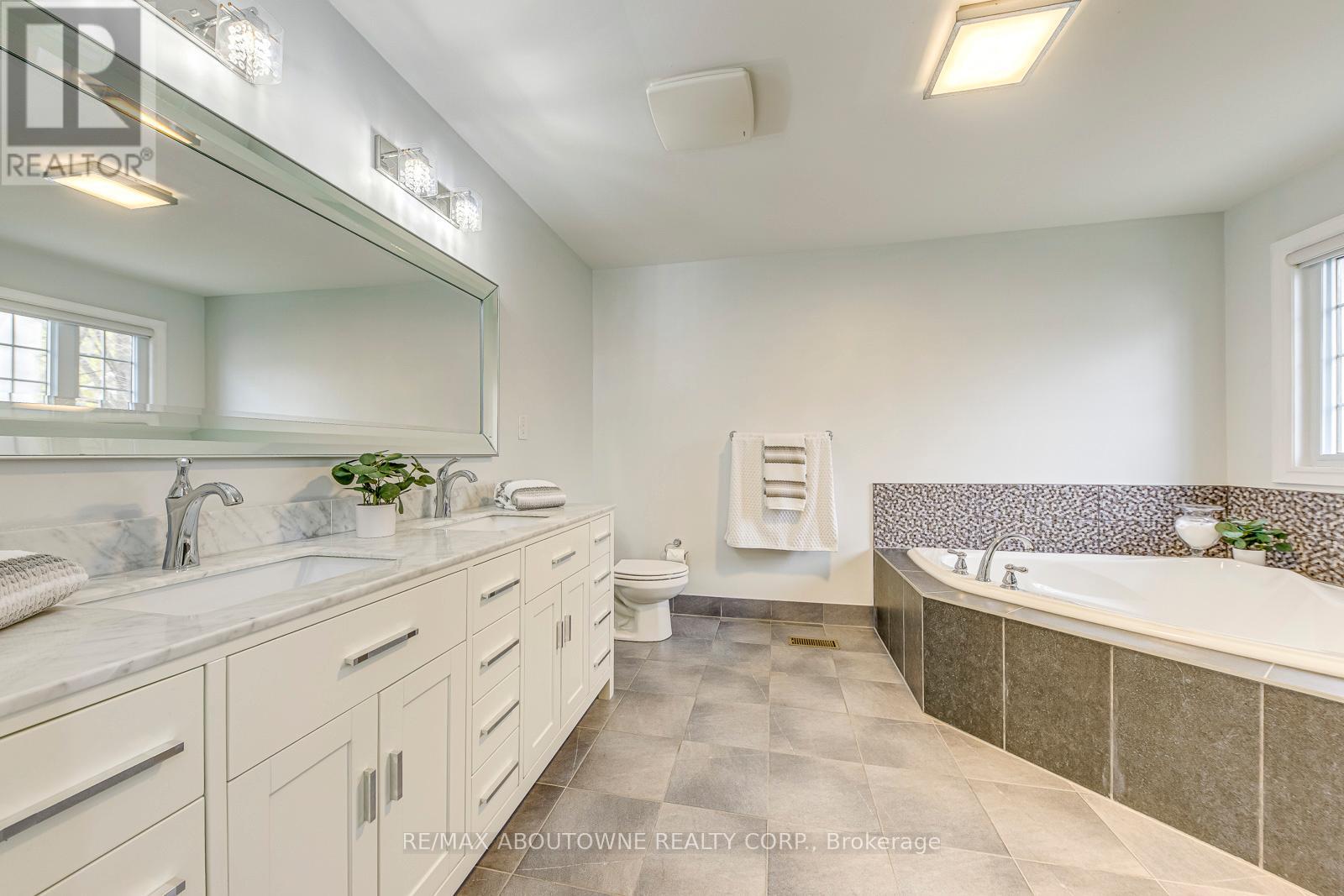 20 Vinegar Hill Street, Hamilton (Waterdown), Ontario  L0R 2H0 - Photo 34 - X12499516