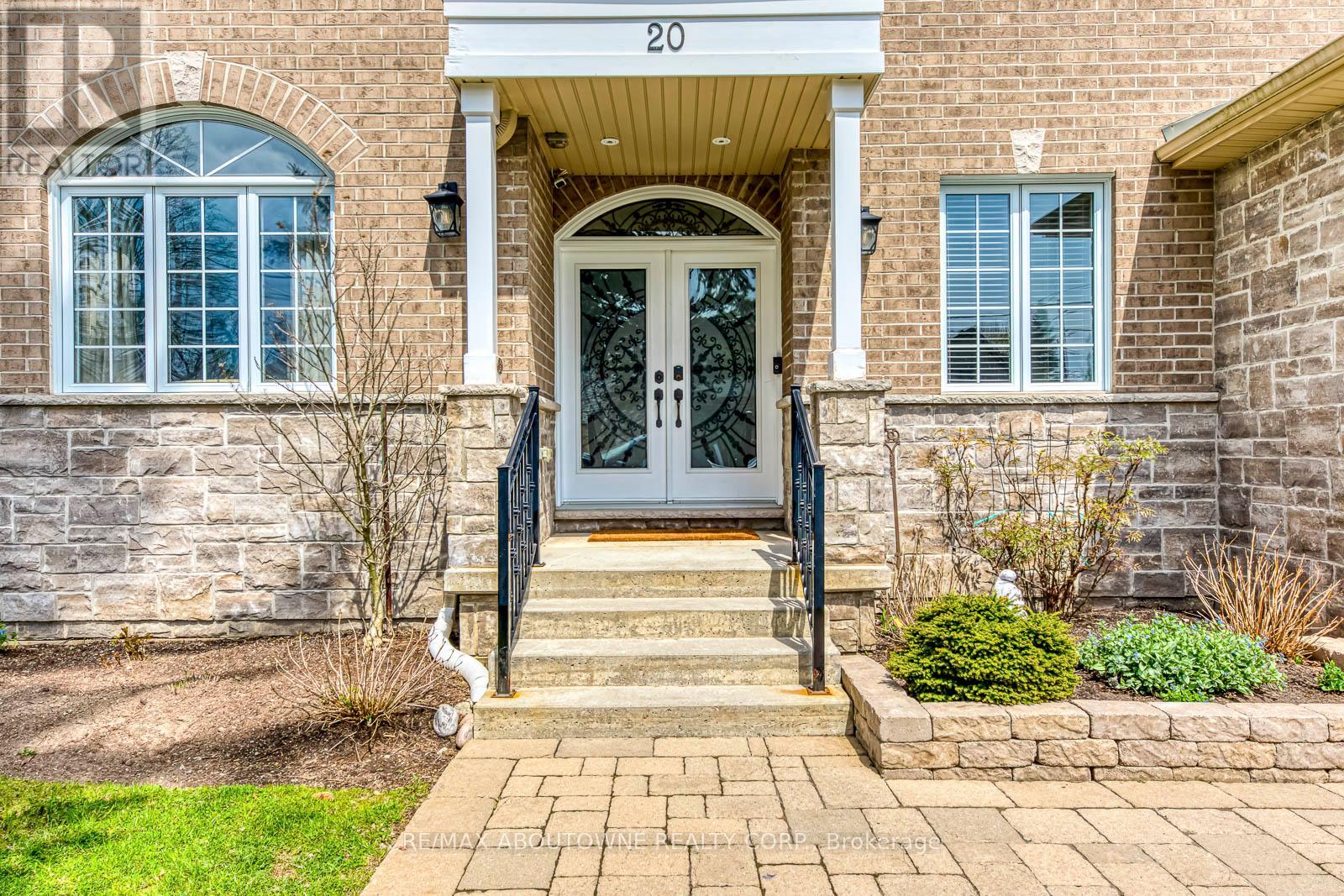 20 Vinegar Hill Street, Hamilton (Waterdown), Ontario  L0R 2H0 - Photo 4 - X12499516