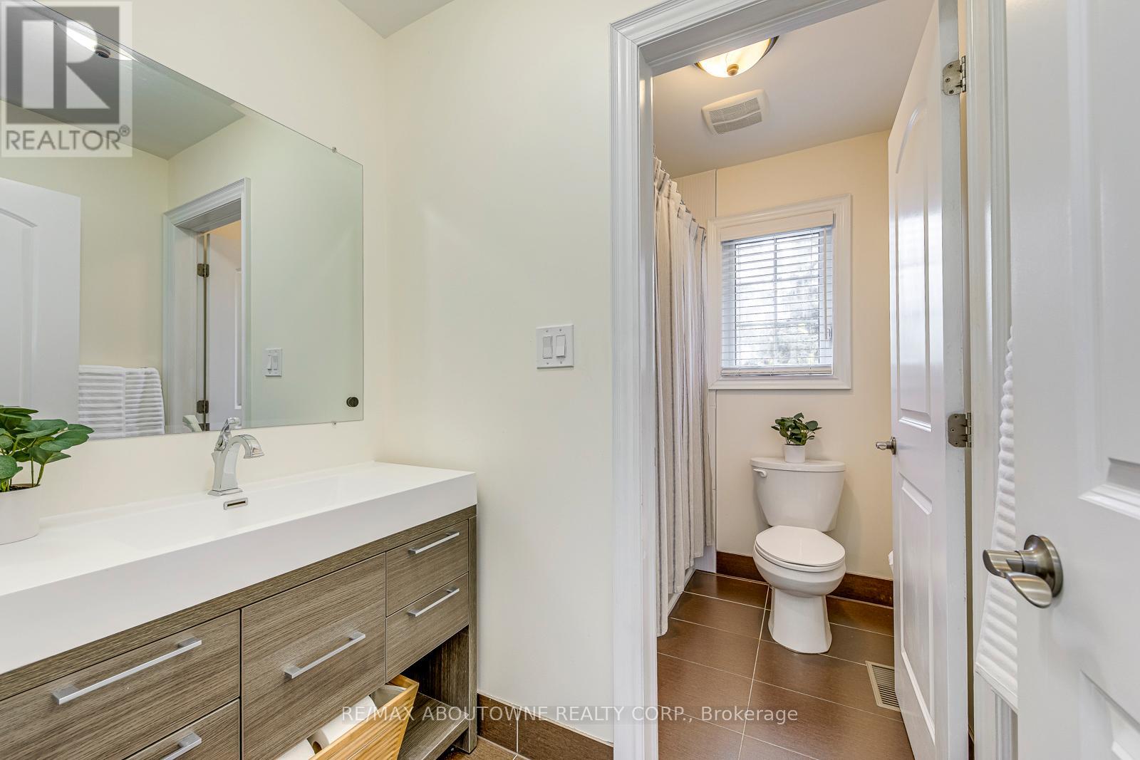 20 Vinegar Hill Street, Hamilton (Waterdown), Ontario  L0R 2H0 - Photo 44 - X12499516