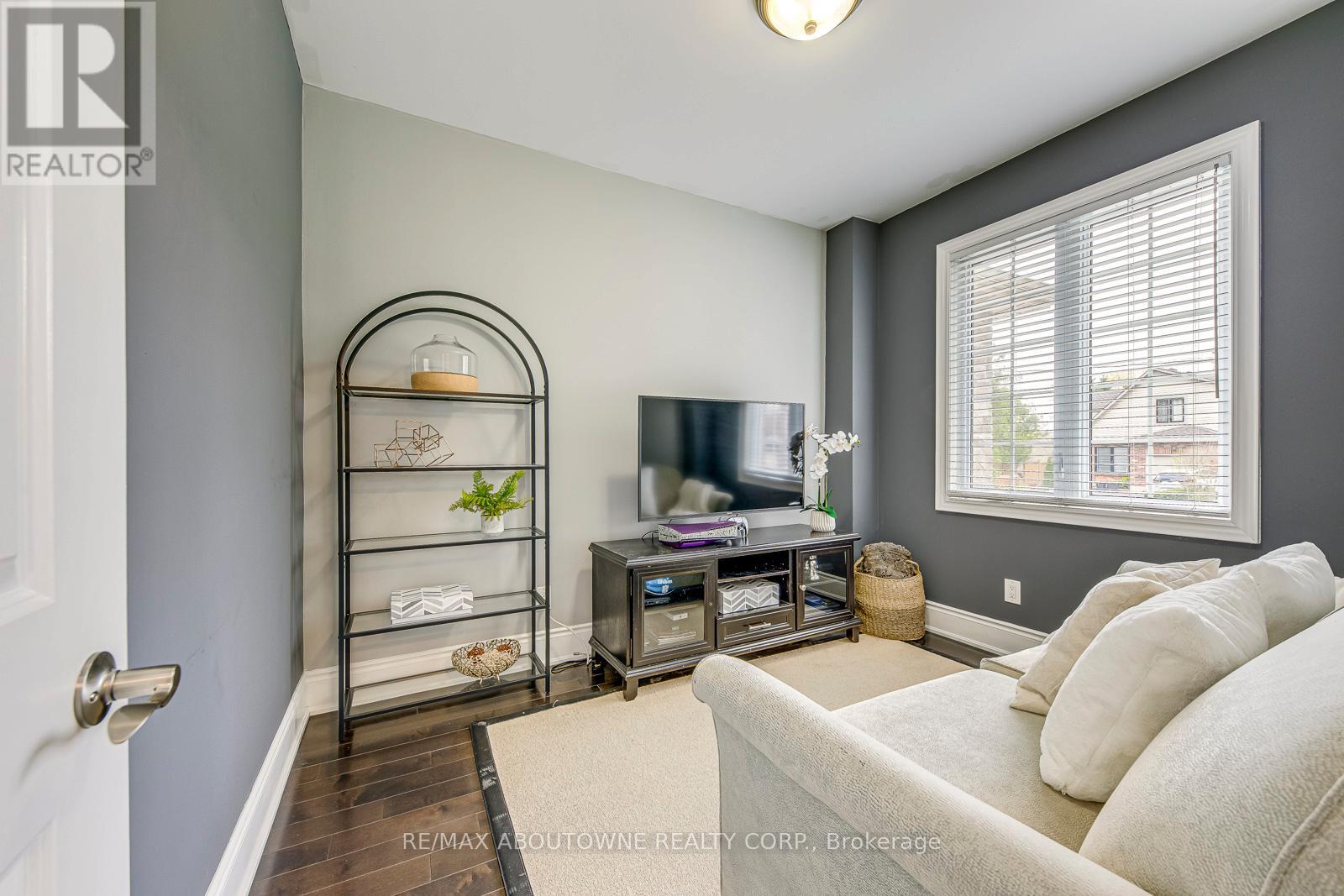 20 Vinegar Hill Street, Hamilton (Waterdown), Ontario  L0R 2H0 - Photo 7 - X12499516