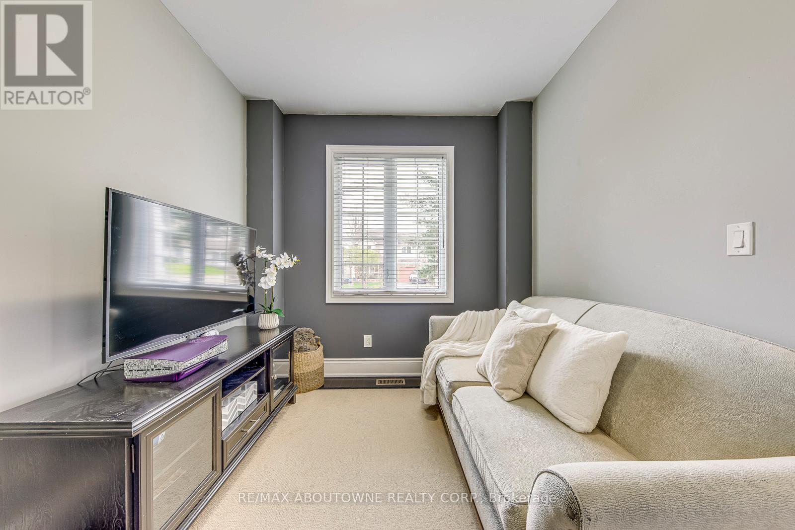 20 Vinegar Hill Street, Hamilton (Waterdown), Ontario  L0R 2H0 - Photo 8 - X12499516