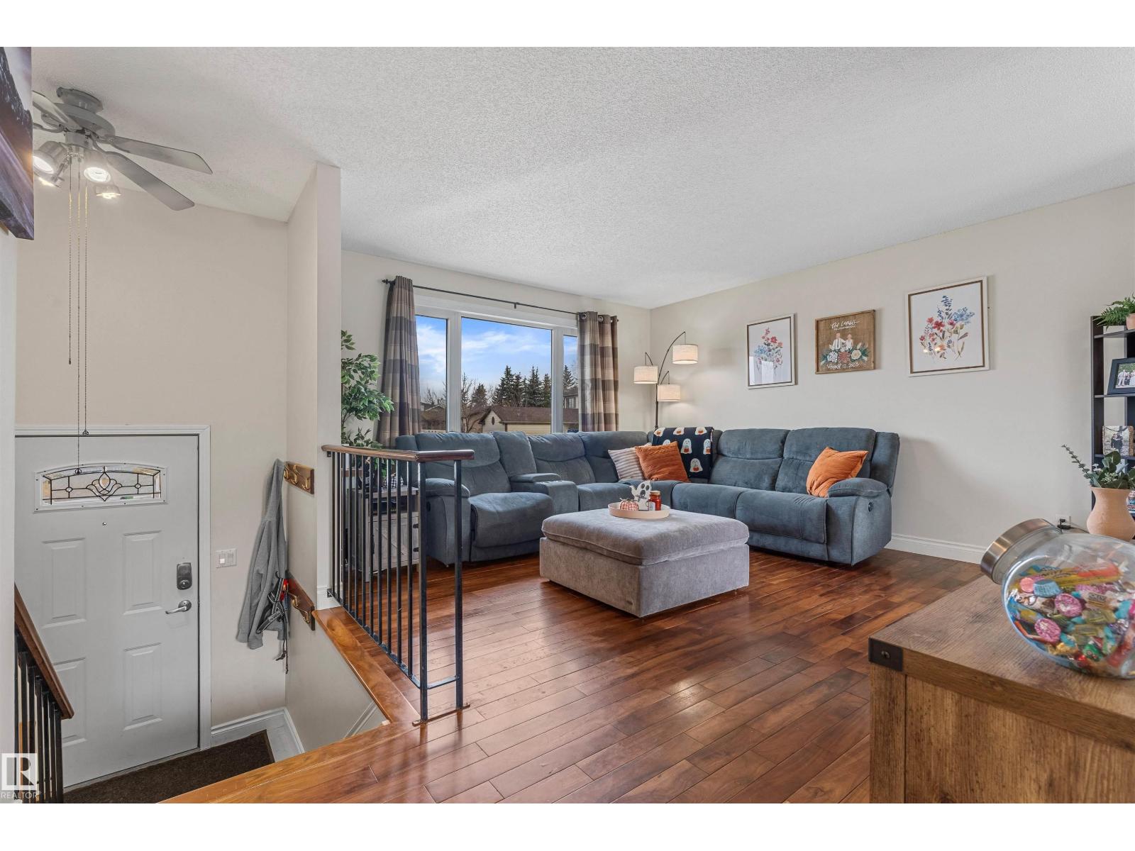 9807 165 Av Nw, Edmonton, Alberta  T5X 4Z1 - Photo 3 - E4464379