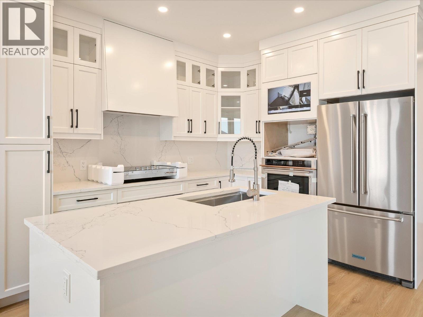 1005 Phare Crescent, Pemberton, British Columbia  V0N 2L1 - Photo 2 - R3063816