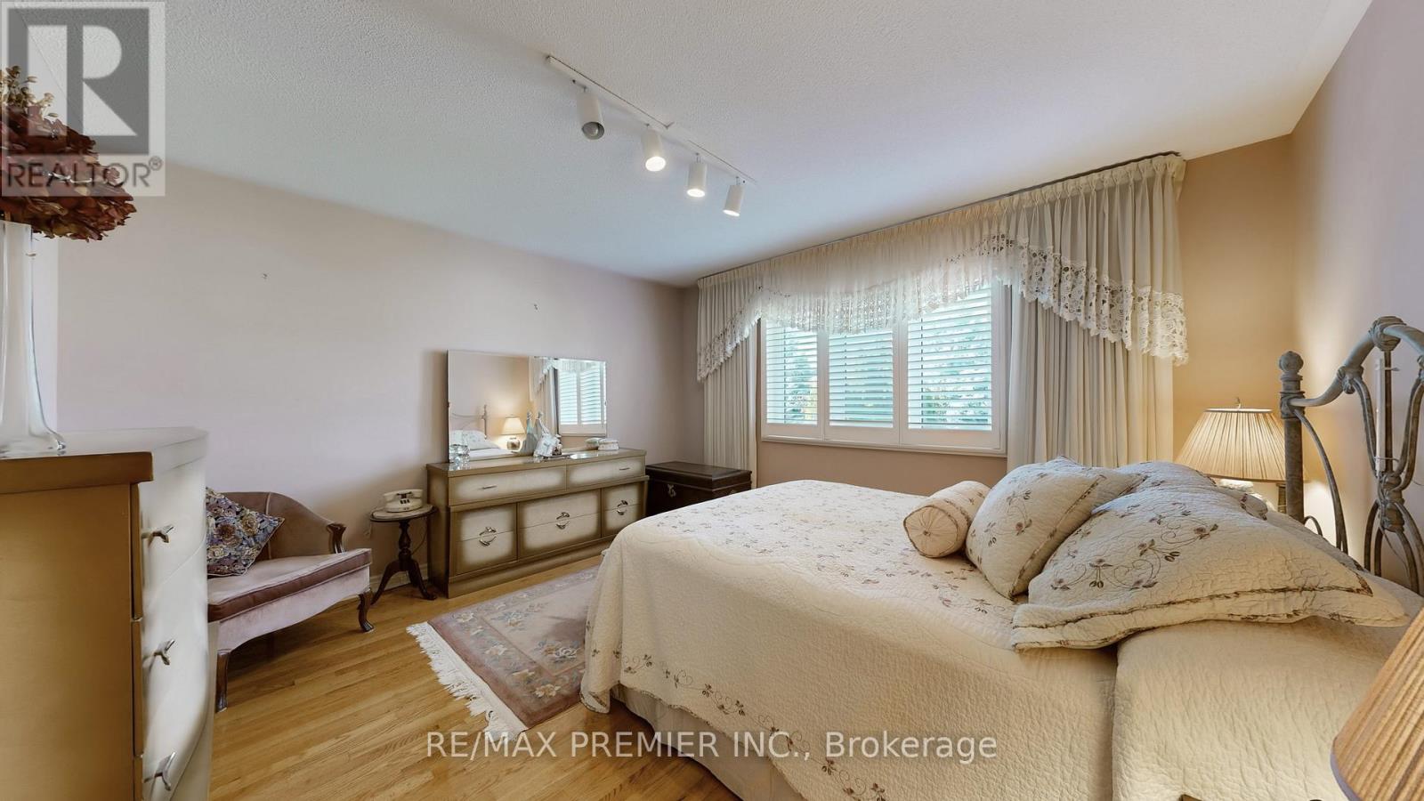 32 Veneto Drive, Vaughan (Vaughan Grove), Ontario  L4L 8X4 - Photo 17 - N12498102