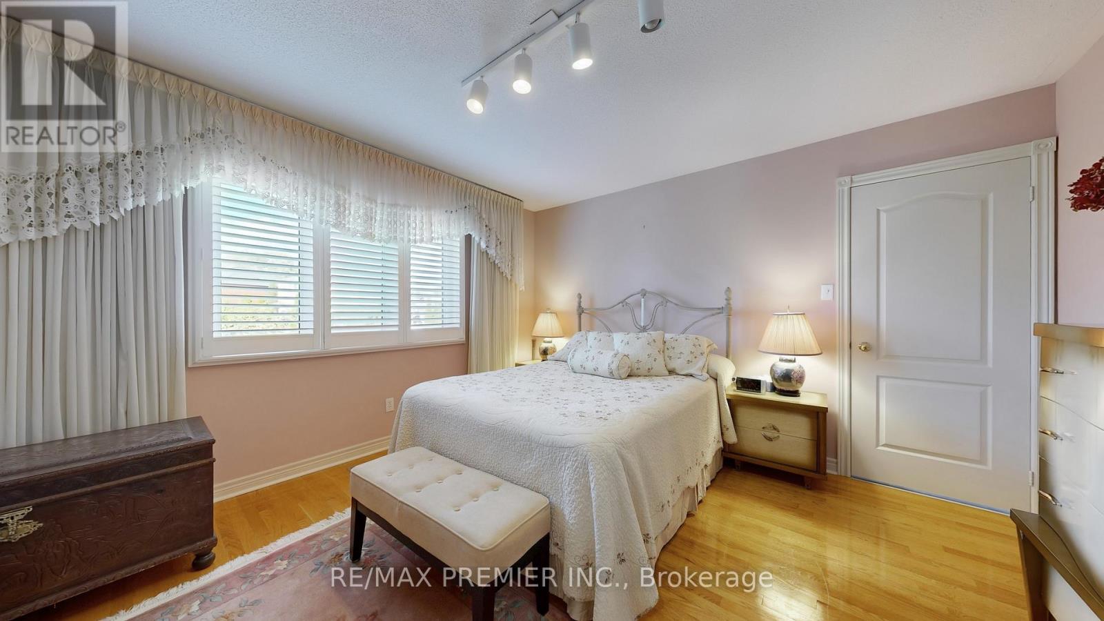 32 Veneto Drive, Vaughan (Vaughan Grove), Ontario  L4L 8X4 - Photo 16 - N12498102