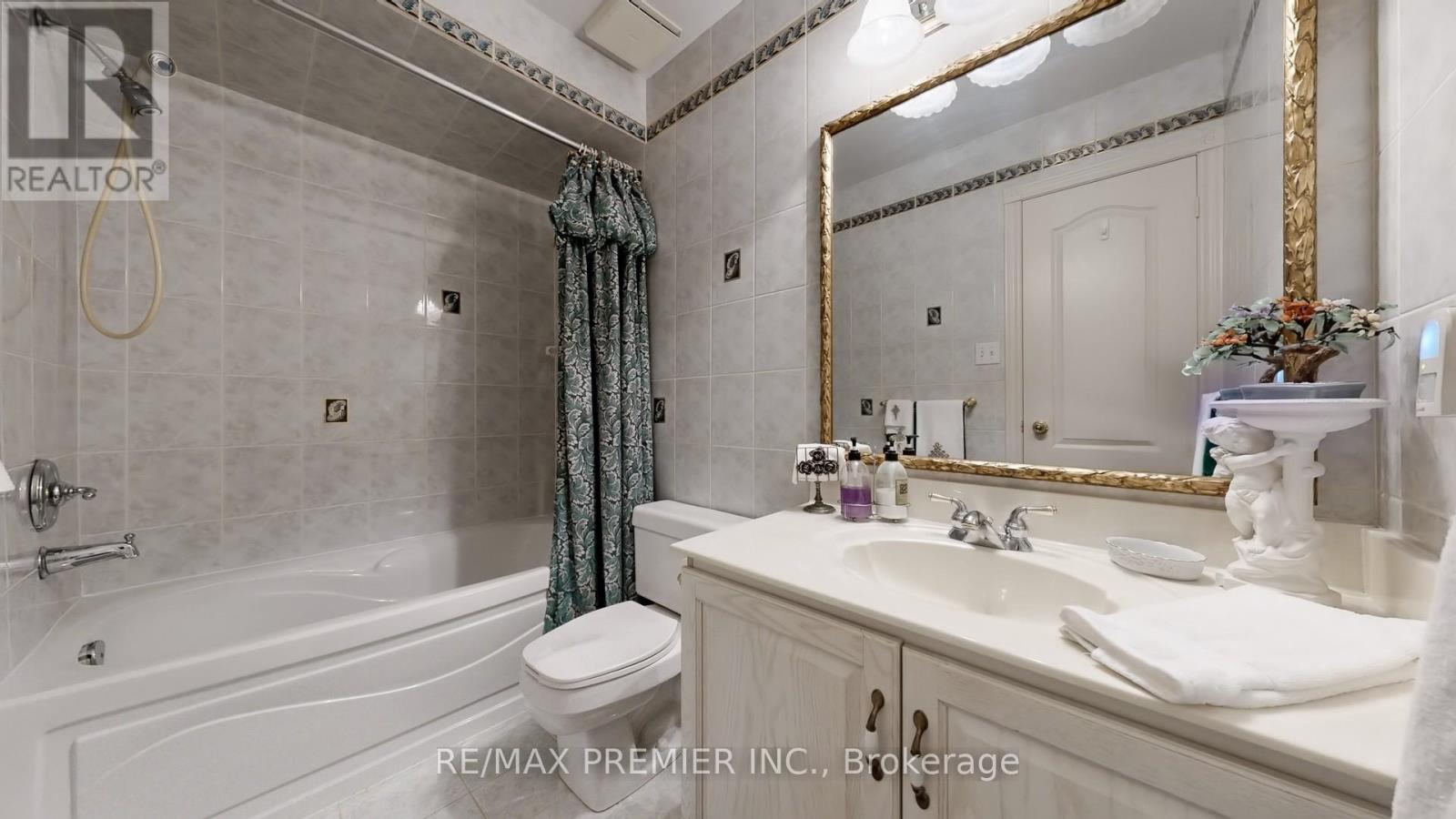 32 Veneto Drive, Vaughan (Vaughan Grove), Ontario  L4L 8X4 - Photo 15 - N12498102