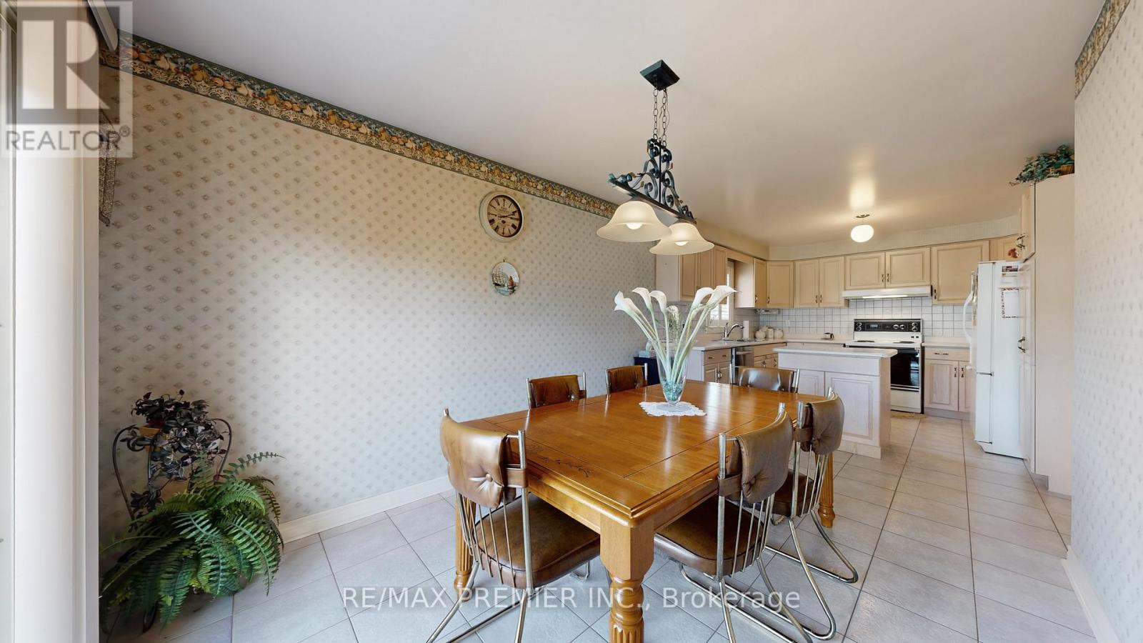 32 Veneto Drive, Vaughan (Vaughan Grove), Ontario  L4L 8X4 - Photo 5 - N12498102