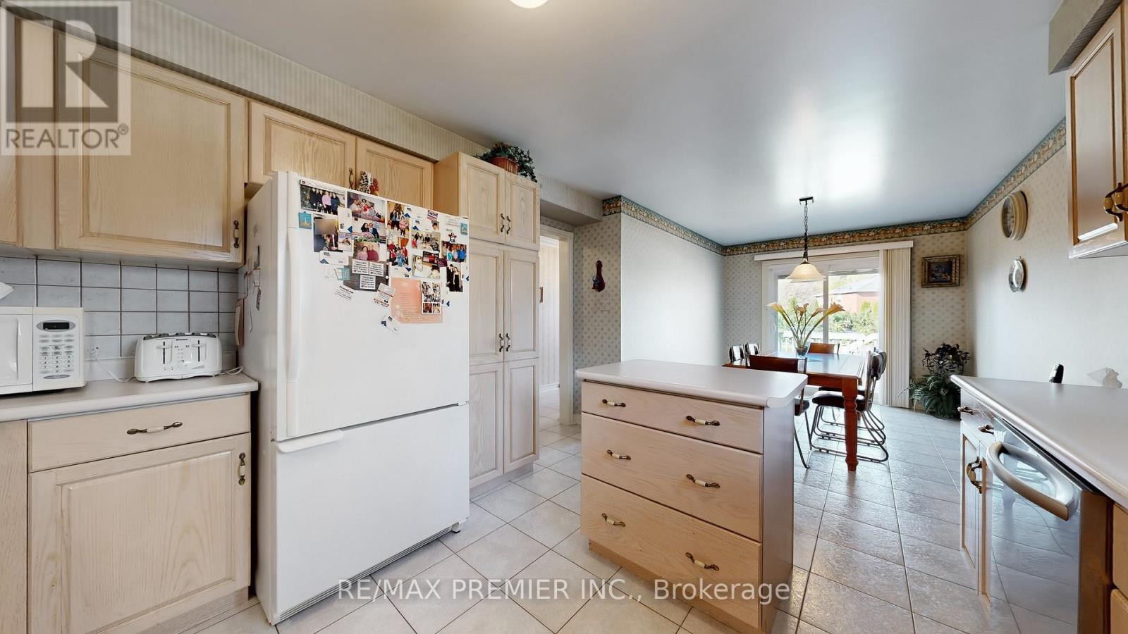 32 Veneto Drive, Vaughan (Vaughan Grove), Ontario  L4L 8X4 - Photo 9 - N12498102