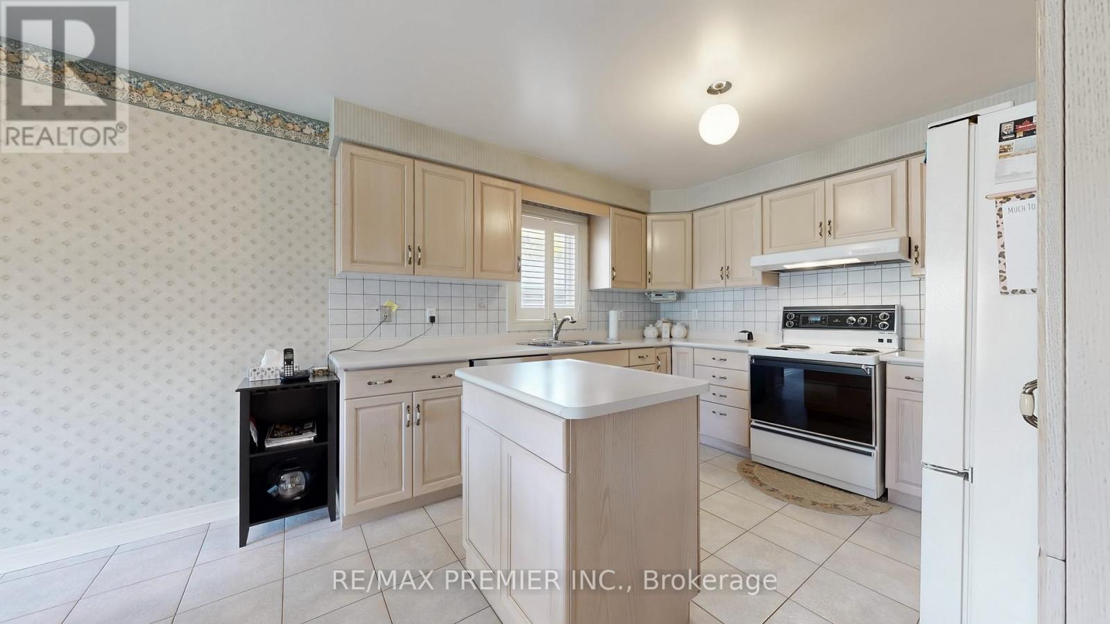 32 Veneto Drive, Vaughan (Vaughan Grove), Ontario  L4L 8X4 - Photo 6 - N12498102