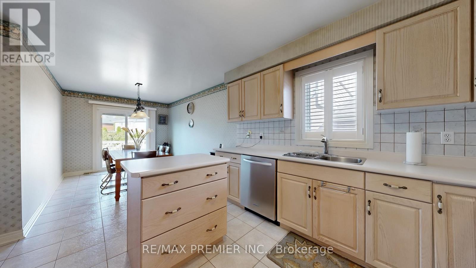 32 Veneto Drive, Vaughan (Vaughan Grove), Ontario  L4L 8X4 - Photo 8 - N12498102