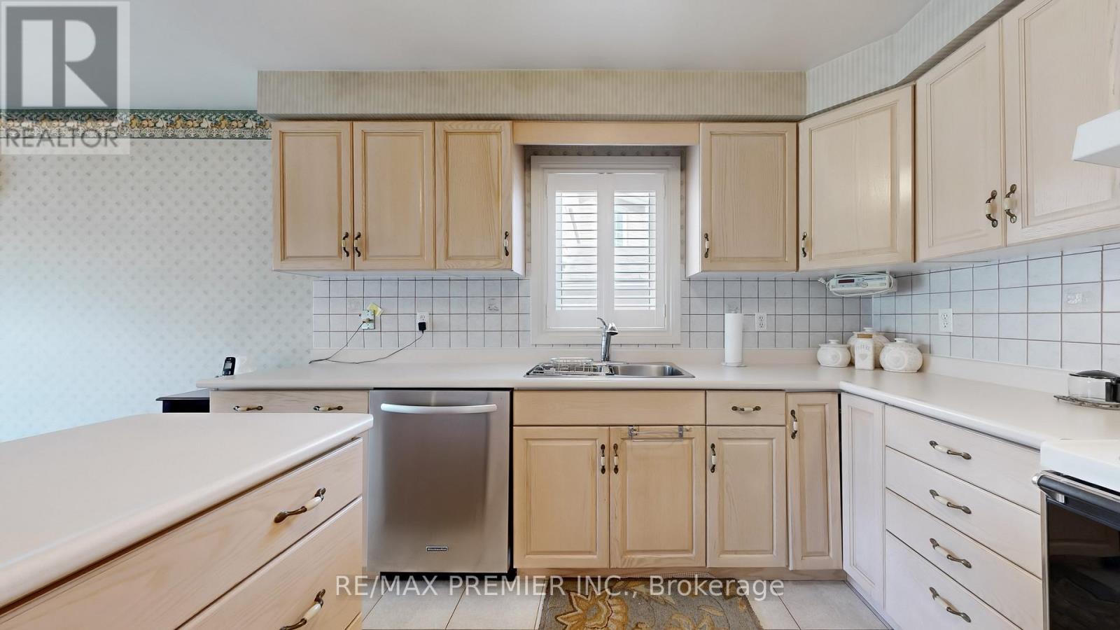 32 Veneto Drive, Vaughan (Vaughan Grove), Ontario  L4L 8X4 - Photo 7 - N12498102