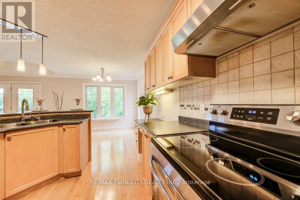 670 Salzburg Drive, Waterloo, Ontario  N2V 2N8 - Photo 15 - X12484376