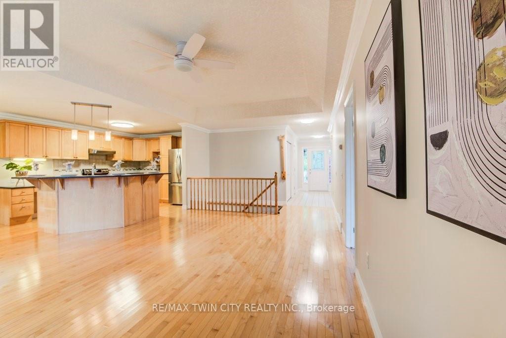 670 Salzburg Drive, Waterloo, Ontario  N2V 2N8 - Photo 8 - X12484376