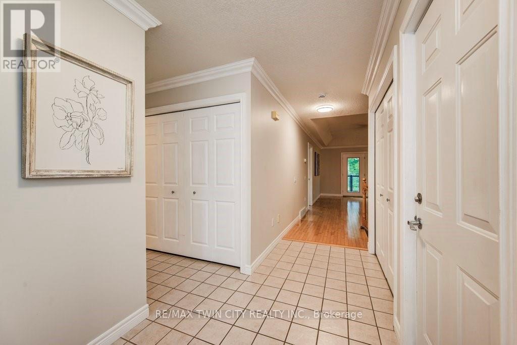 670 Salzburg Drive, Waterloo, Ontario  N2V 2N8 - Photo 5 - X12484376