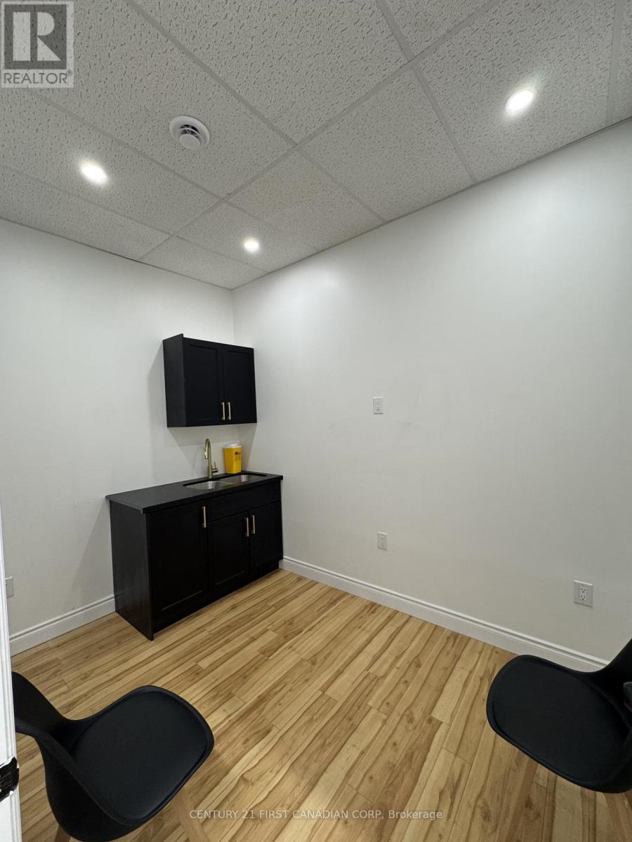 561 Southdale Road E, London South, Ontario  N6E 3M7 - Photo 5 - X12424463