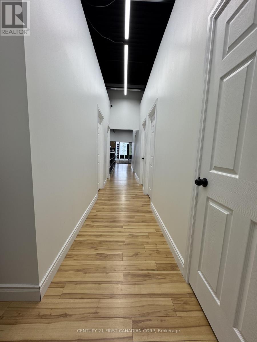 561 Southdale Road E, London South, Ontario  N6E 3M7 - Photo 6 - X12424463