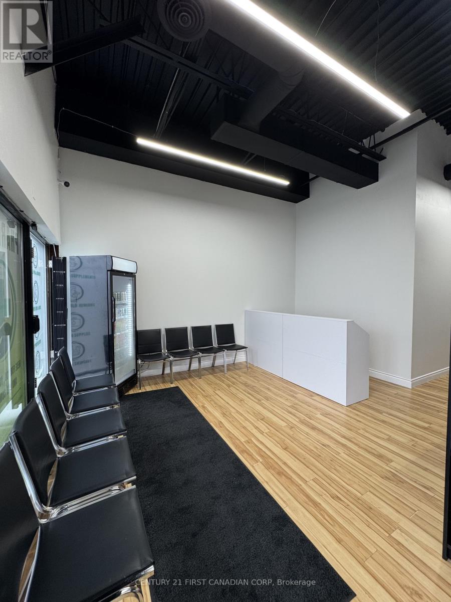 561 Southdale Road E, London South, Ontario  N6E 3M7 - Photo 2 - X12424463