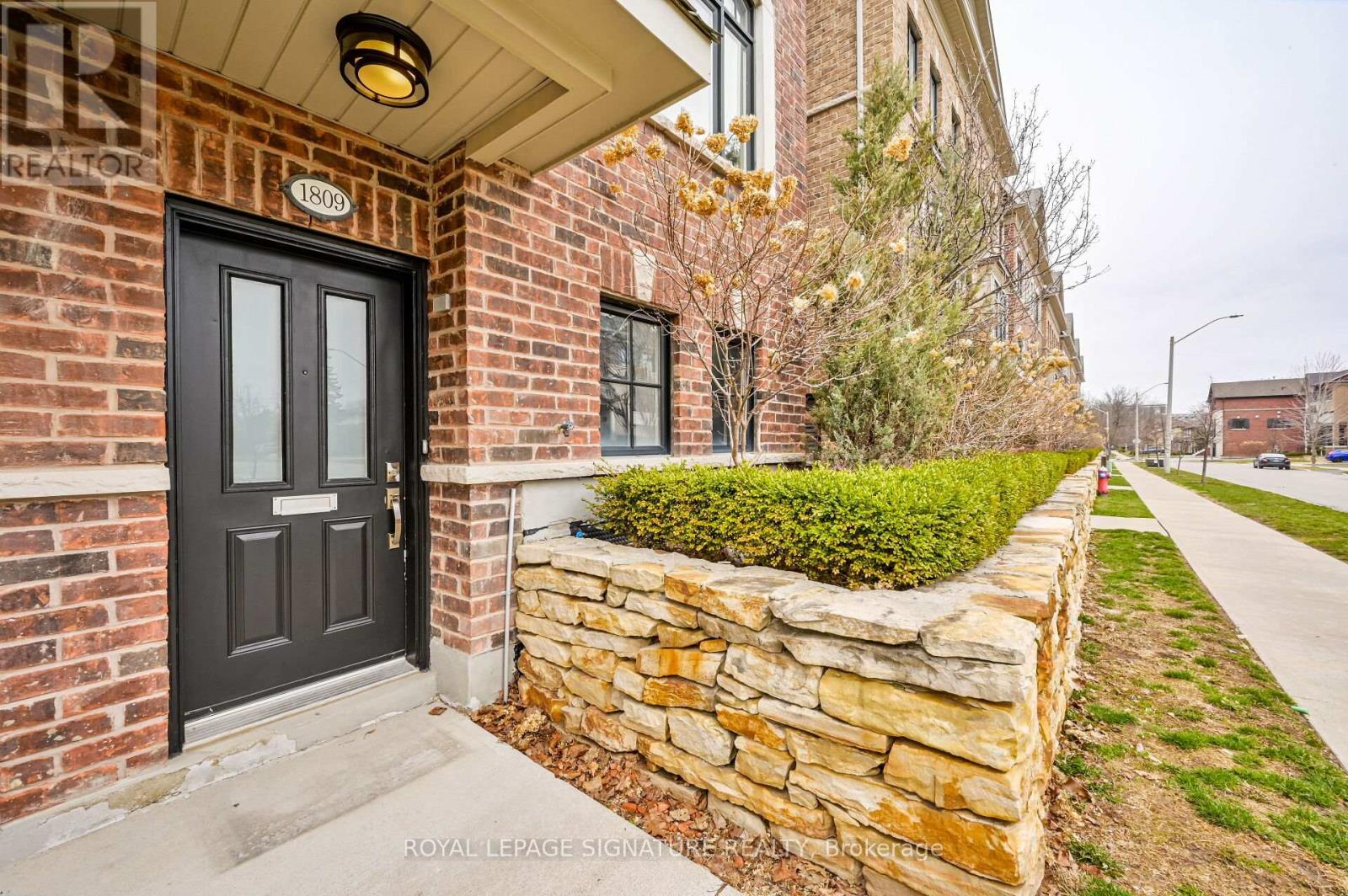 1809 Pagehurst Avenue, Mississauga, Ontario  L4X 1Y6 - Photo 2 - W12499524