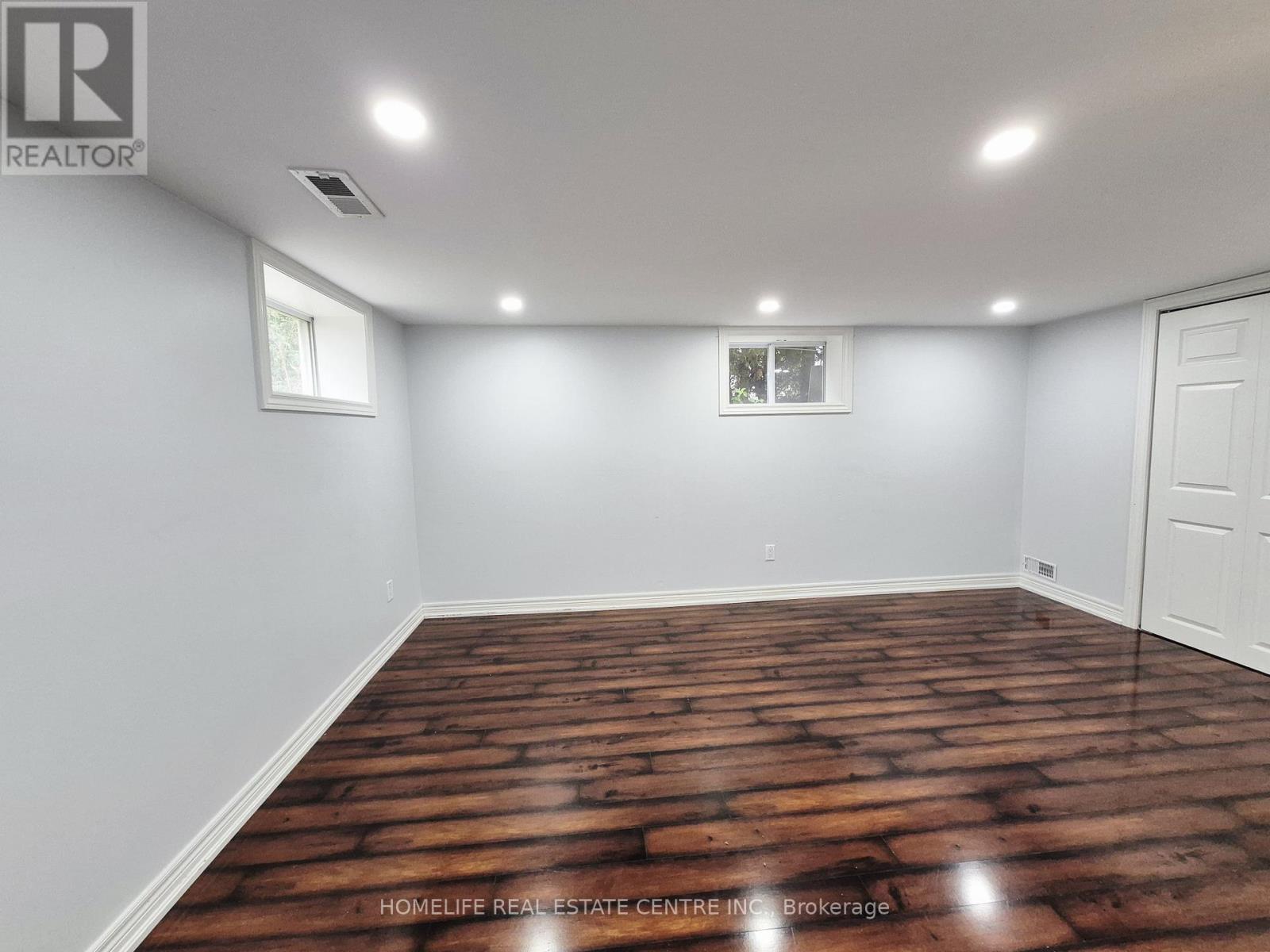 239 Elmwood Avenue, Richmond Hill, Ontario  L4C 1L3 - Photo 9 - N12499220