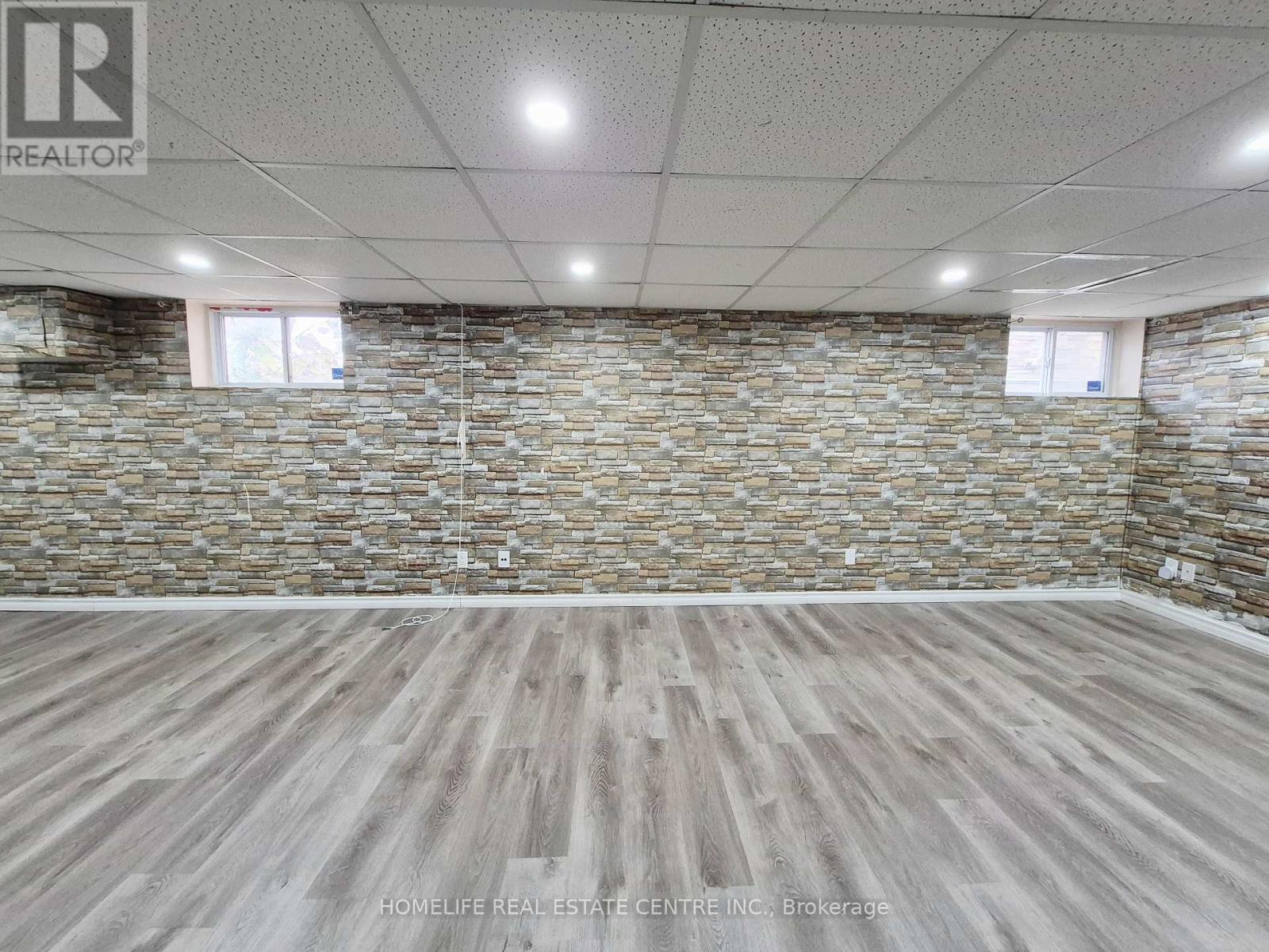 239 Elmwood Avenue, Richmond Hill, Ontario  L4C 1L3 - Photo 3 - N12499220