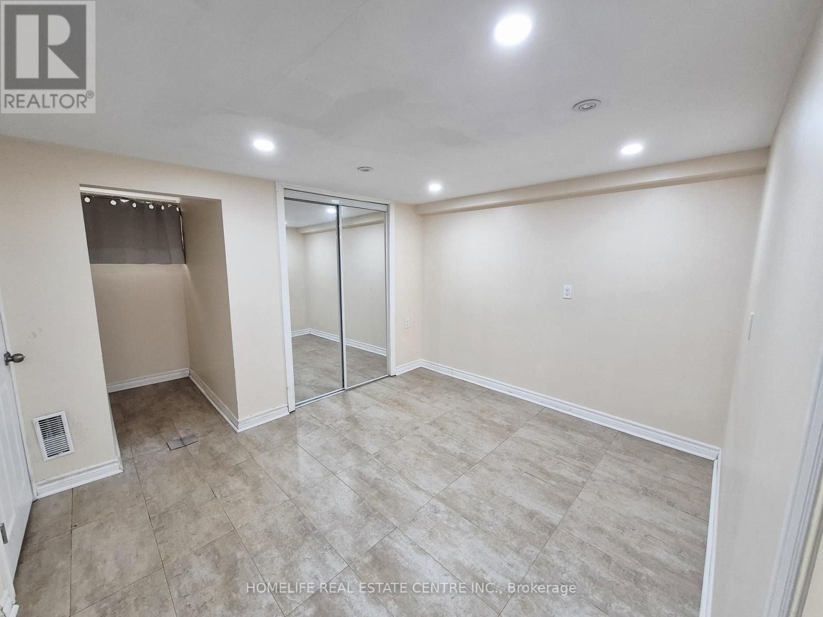 239 Elmwood Avenue, Richmond Hill, Ontario  L4C 1L3 - Photo 11 - N12499220