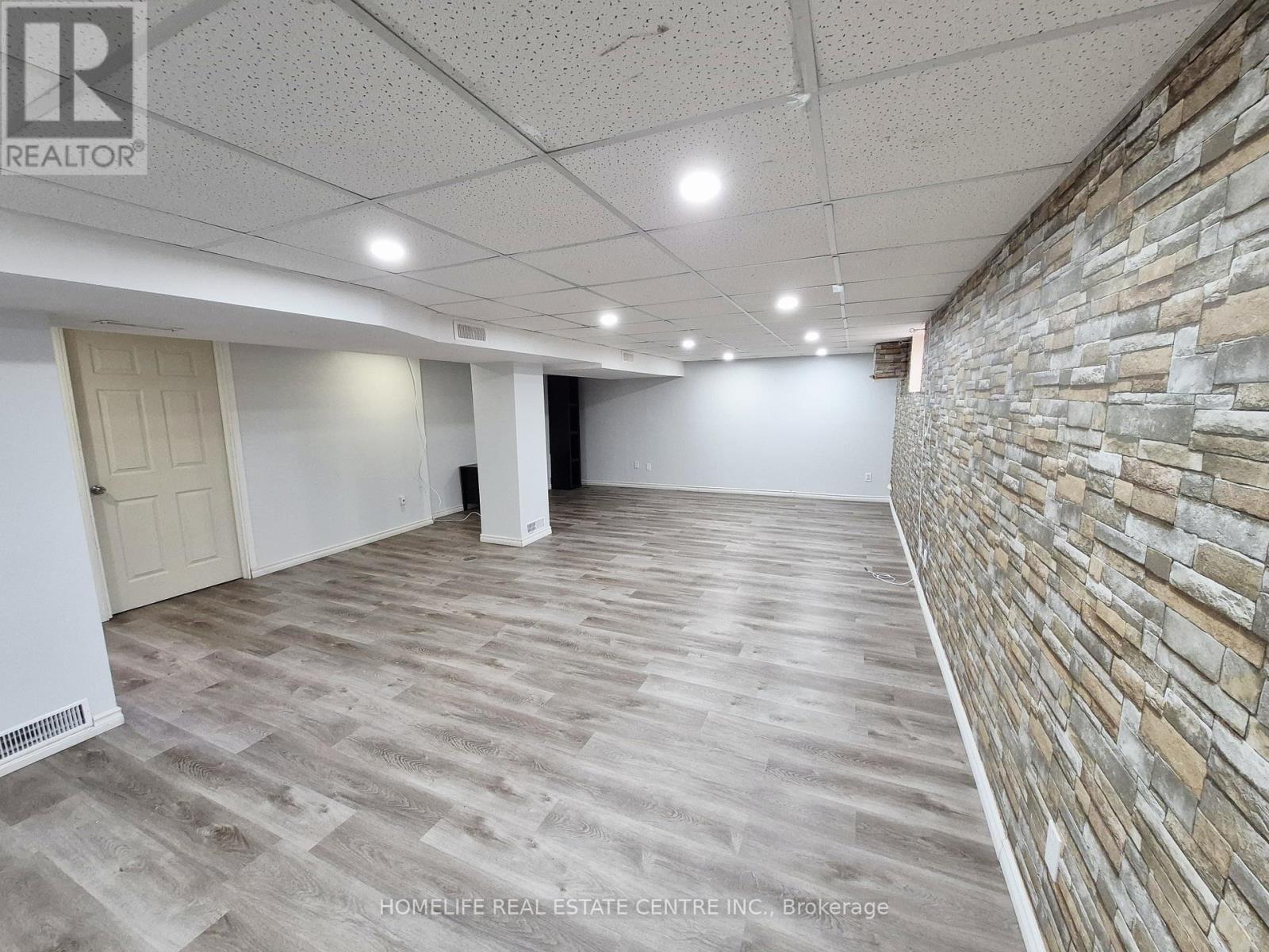 239 Elmwood Avenue, Richmond Hill, Ontario  L4C 1L3 - Photo 4 - N12499220