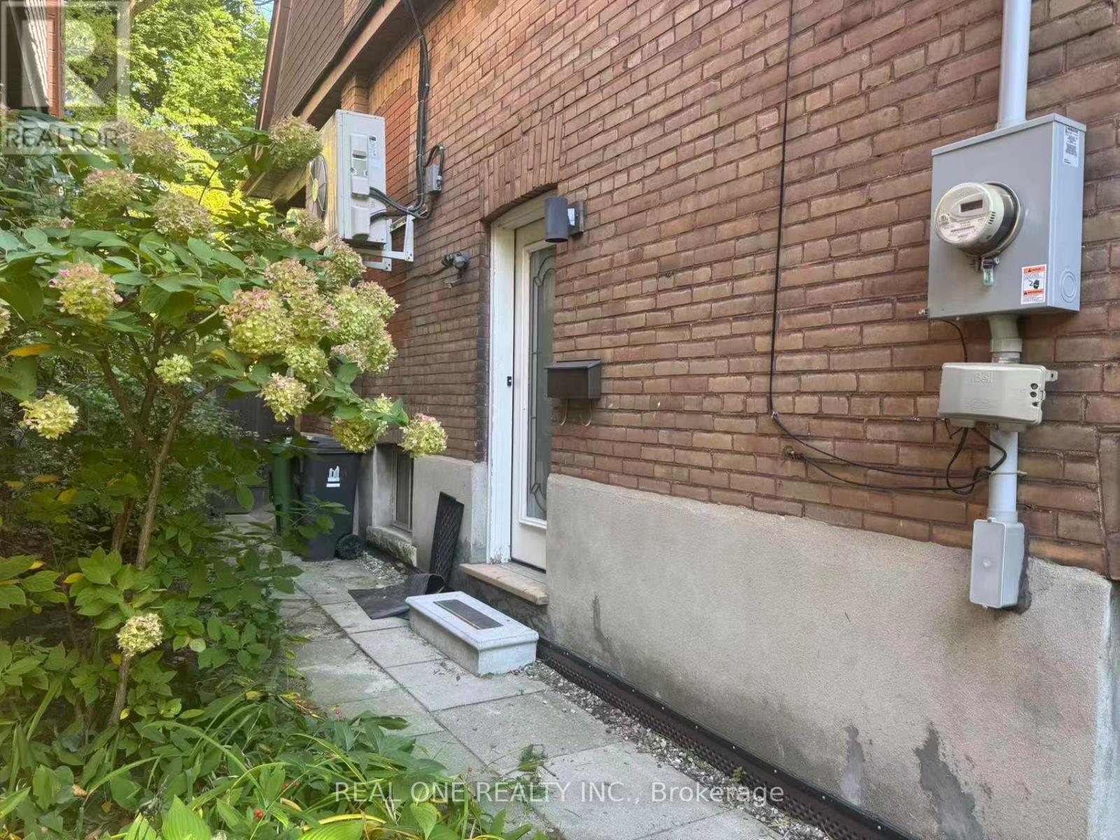 Lower - 391 Parkside Drive, Toronto, Ontario  M6R 2Z7 - Photo 10 - W12437641