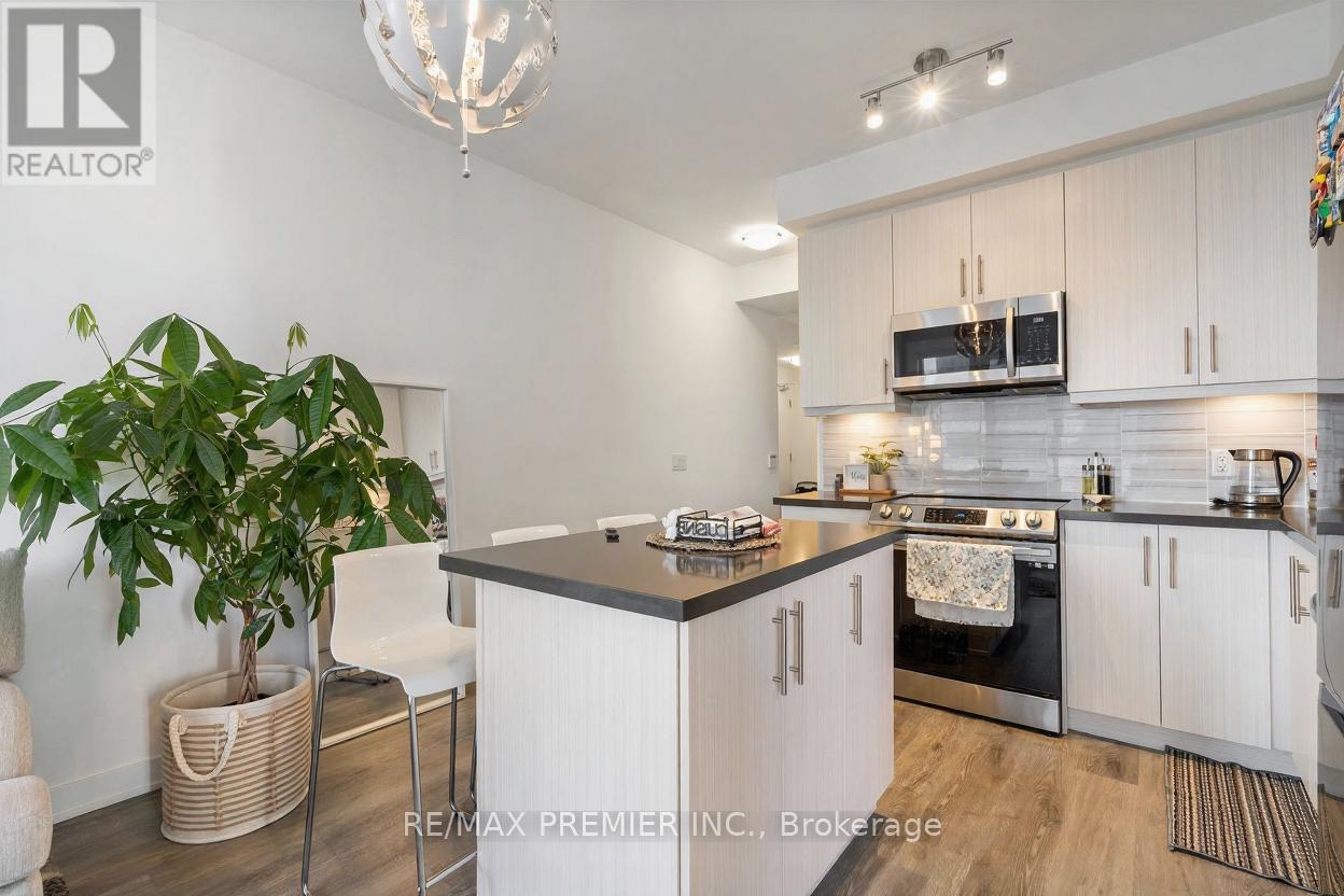 1704 - 95 Oneida Crescent, Richmond Hill, Ontario  L4B 0H5 - Photo 3 - N12499584