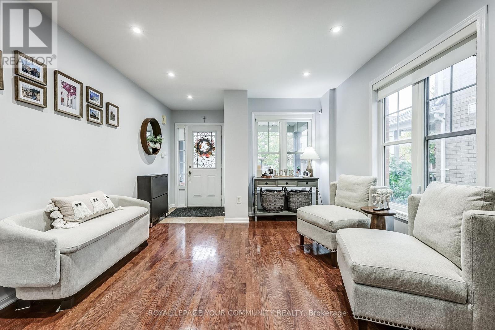 34 Miltrose Crescent, Whitchurch-Stouffville, Ontario  L4A 0P8 - Photo 5 - N12499604