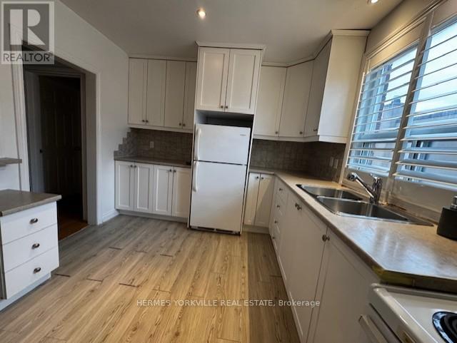 20 Elway Court, Toronto, Ontario  M6B 2N8 - Photo 4 - W12499648