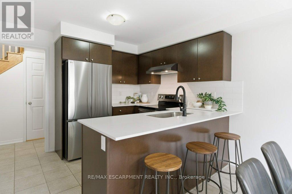 113 Thornlodge Drive, Hamilton (Waterdown), Ontario  L8B 0N4 - Photo 12 - X12499596